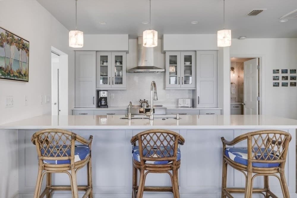 Arcadia-stunning Gulf Front Beauty! 4 Bedroom Home by RedAwning