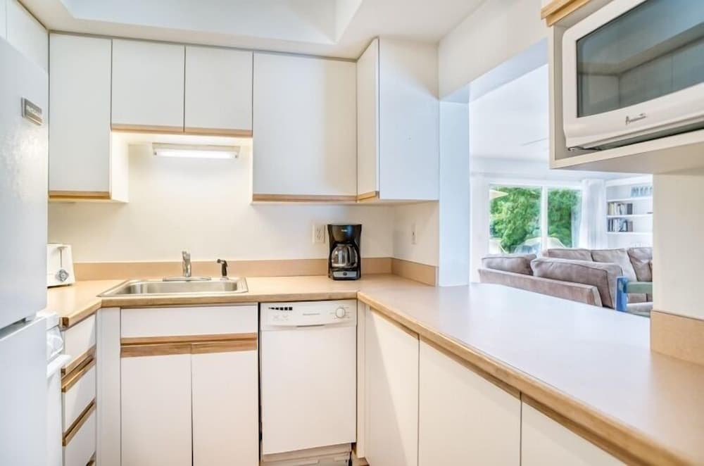 Baywatch Cottage 2 Bedroom Home by RedAwning