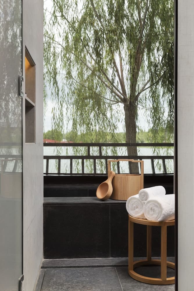 Yihe lake shore Hotspring