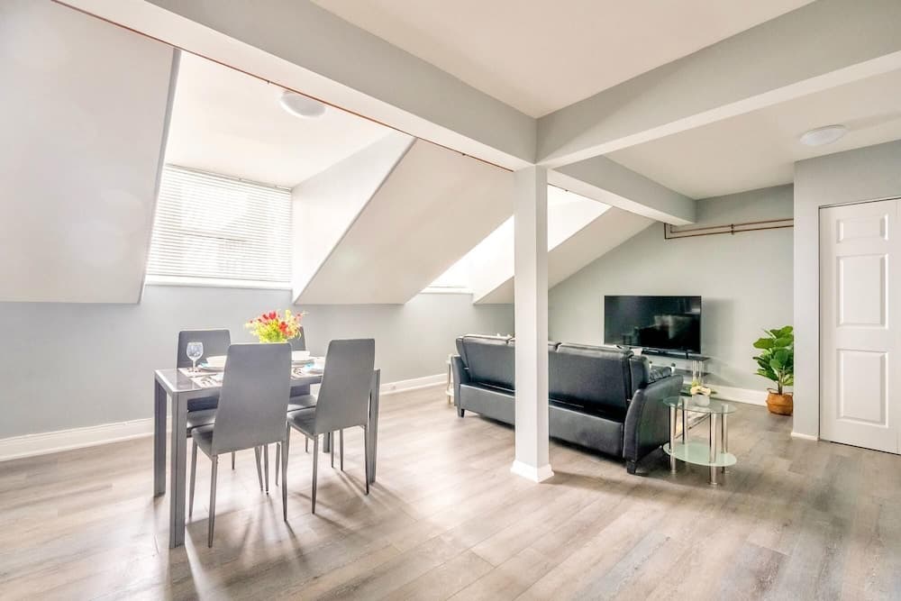 Charming 2BR Apartment - Downtown Hamilton