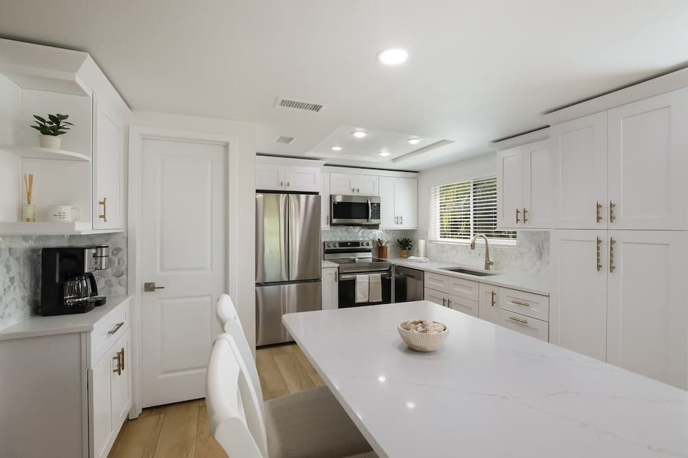 Hidden Pearl 2 Bedroom Home by RedAwning