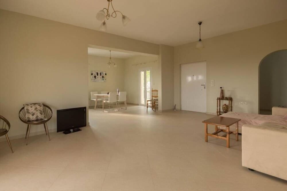 Lovely 3-bedroom Rental Unit With Alluring Views