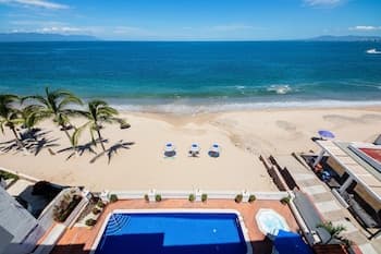 Casa de la Playa Condo - Literally on the Beach with Swimming Pool & Jacuzzi