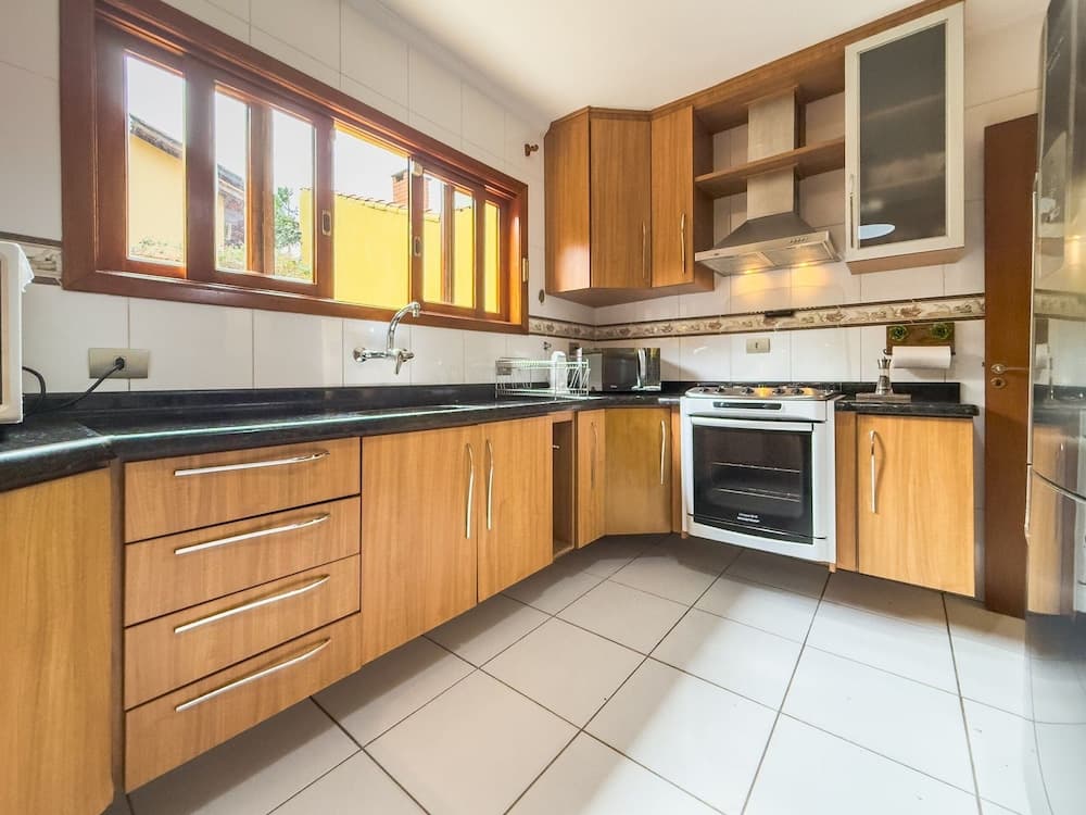 Espaço gourmet e home-office na Granja Viana