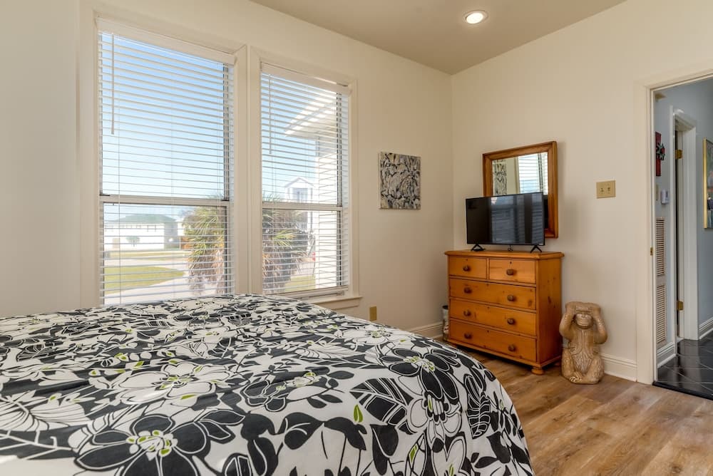 At Ease - 535 Barcelona 3 Bedroom Home by RedAwning