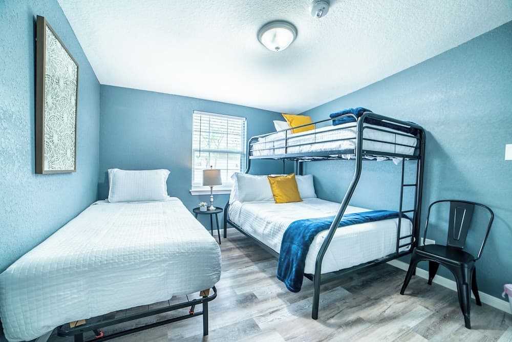 Fascinating 2br/1ba Near Festive DT and Riverwalk