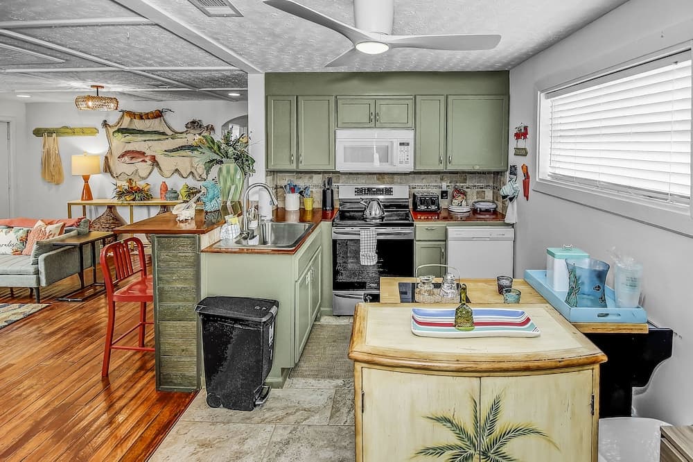 22517 Hilltop Ave - Shore Nuff Beachy