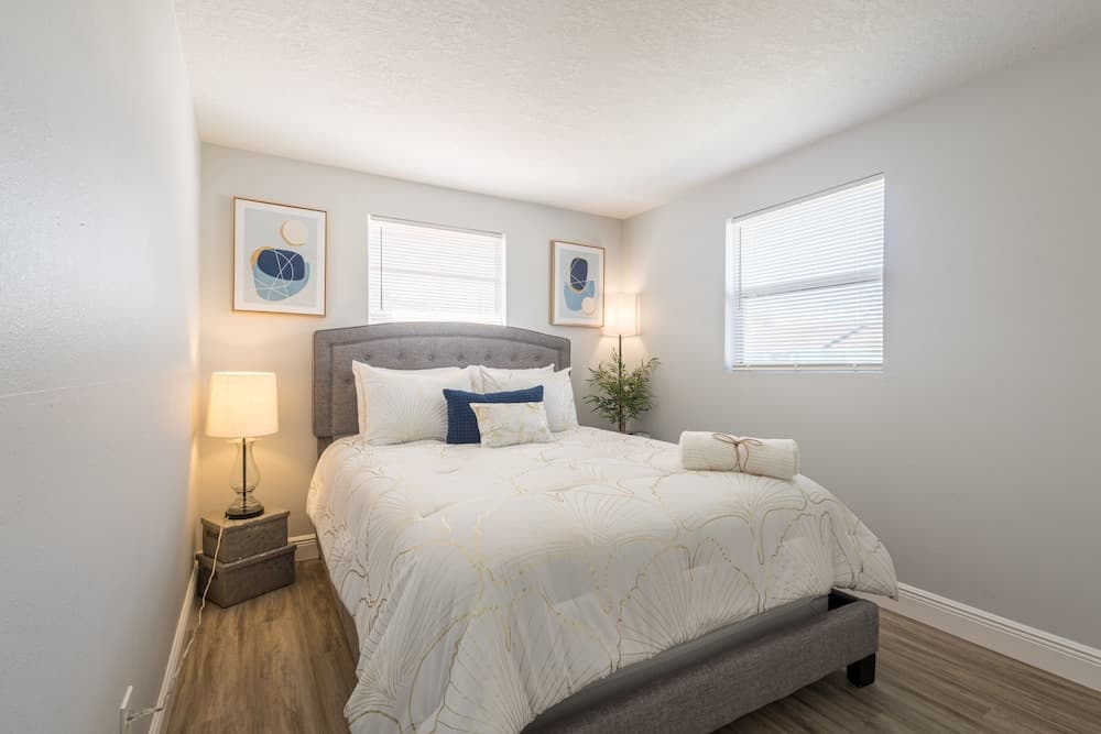 Sleeps 6 Hot Tub Fenced Yard Cozy Chic