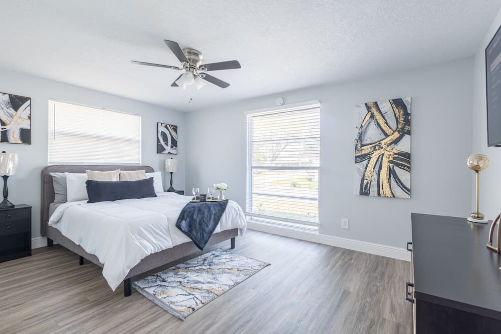 Sleeps 6 Hot Tub Fenced Yard Cozy Chic