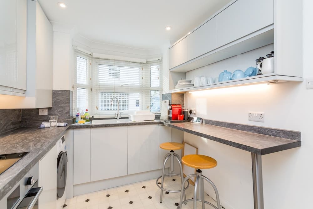 Modern Mews House with Free Parking | By Huluki Sussex Stays