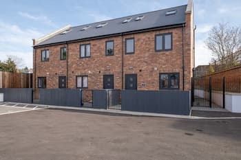 Modern 4 Bedroom House with Parking