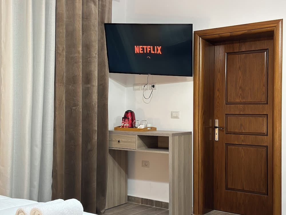 Te Gjyshi (at Grandfather)