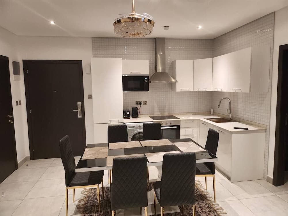 Luxurious & Comfy Gem-5 Star Location-pools, Gym!