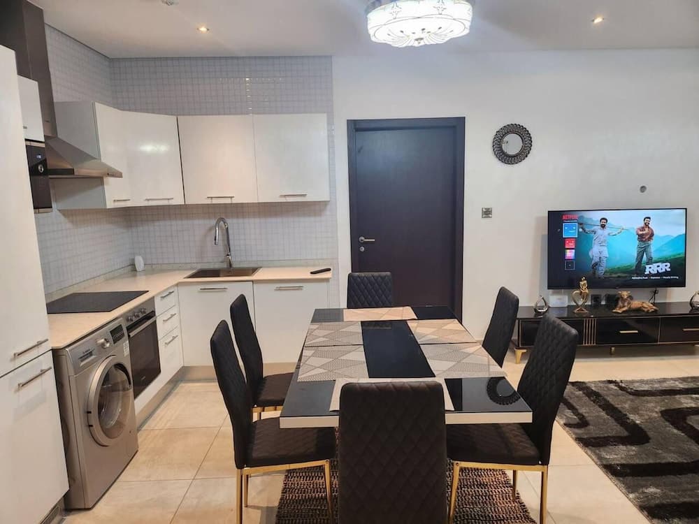 Luxurious & Comfy Gem-5 Star Location-pools, Gym!