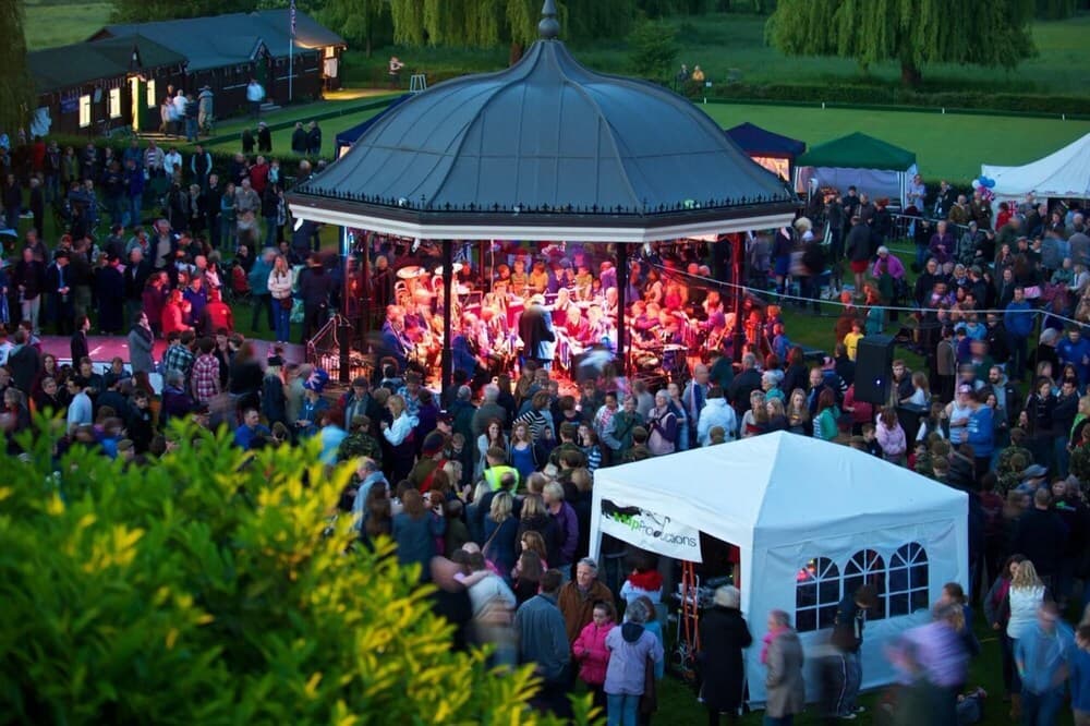 New 1 bed Interior Designed Apartment 55 Mins to London