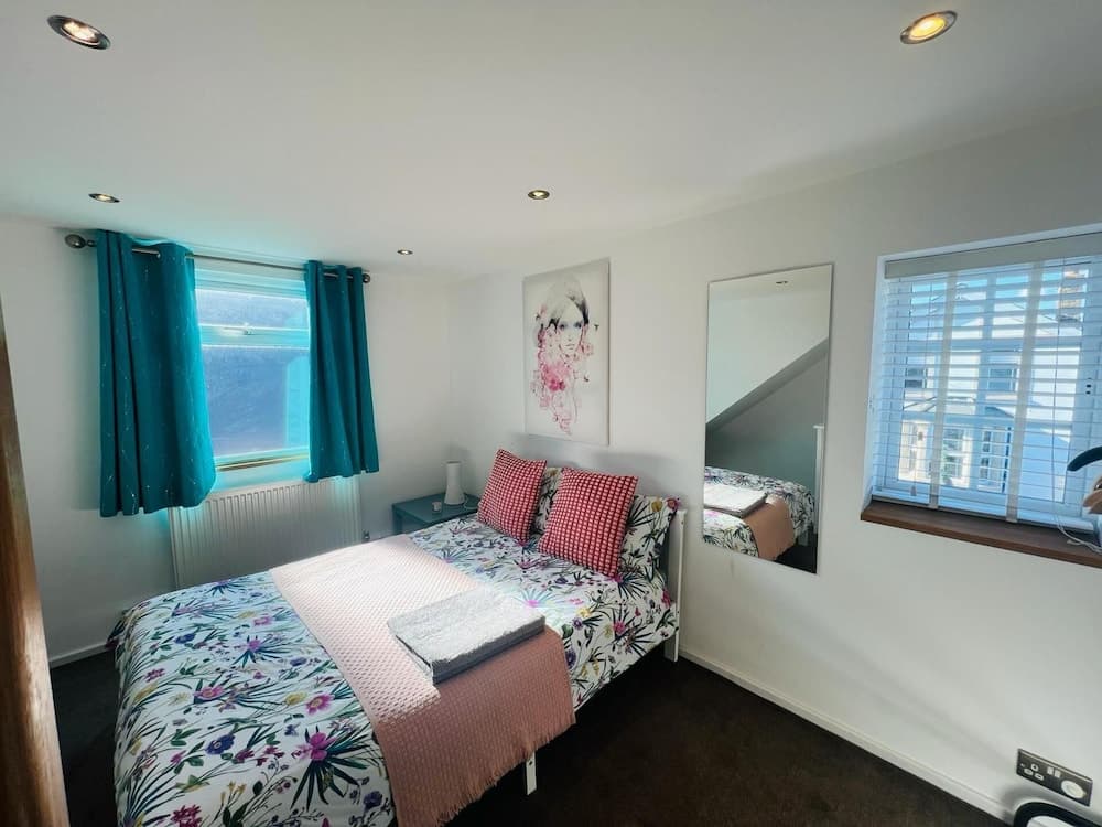 Gorgeous Cosy Home 2 Miles From Heathrow Airport