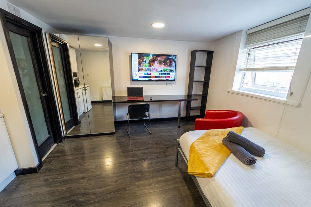 23 North Road Studios Near QE and UOB