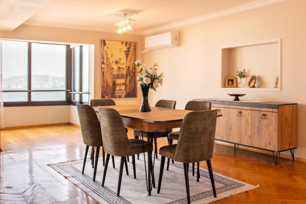 Spacious Flat With Sea View in Zmir Karsiyaka