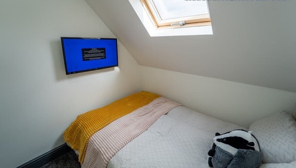 76 Bournbrook Road Equipped Studios Near QE