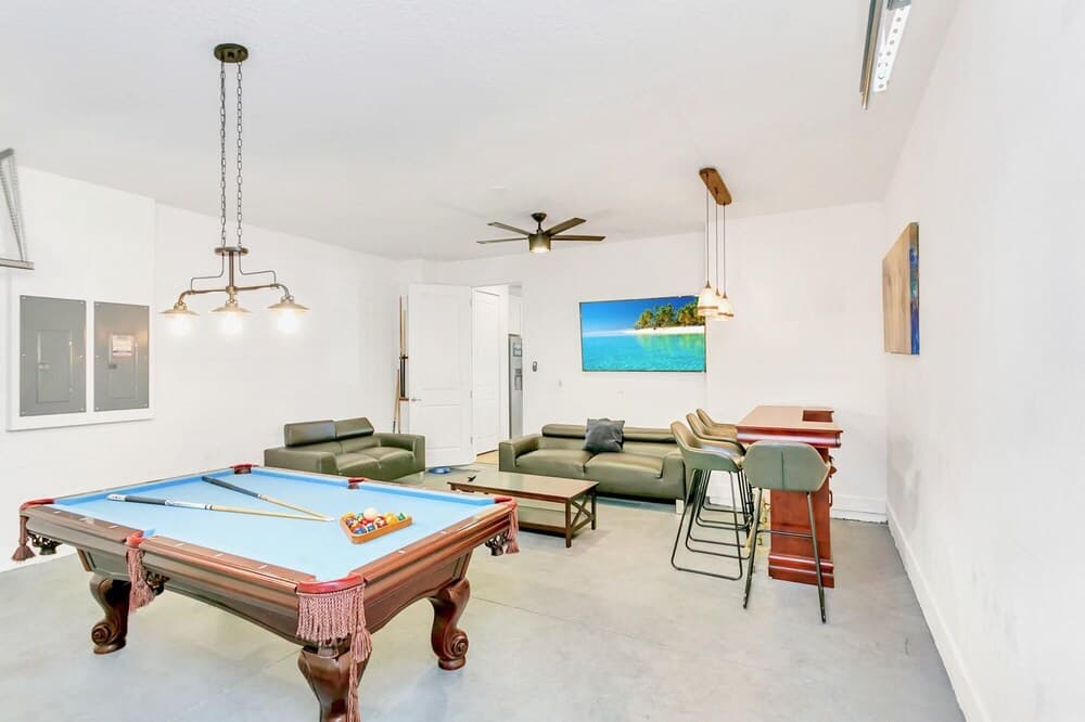 11br Mansion w Private Pool Hot Tub BBQ