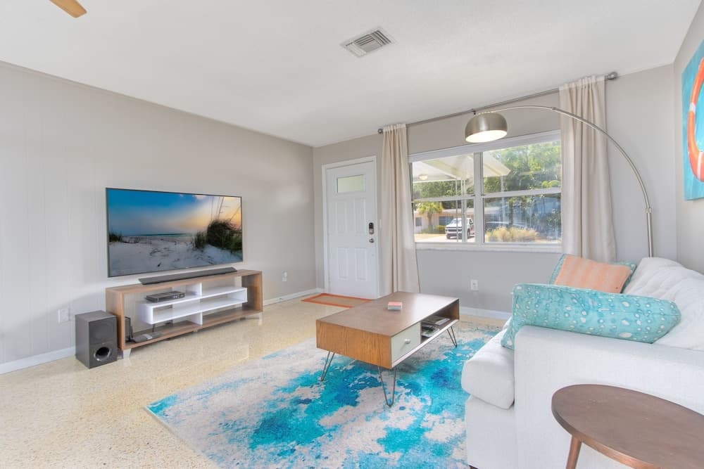 Salt Life - Weekly Vacation Rental 2 Bedroom Home