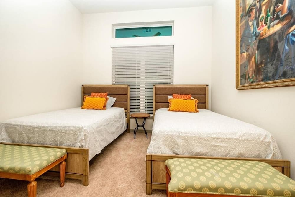 Bright and Airy Condo With Fast Wifi Gym Pool Parking Included