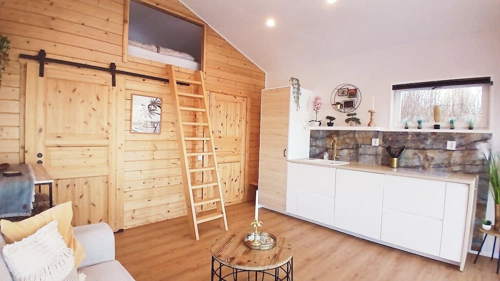 Loft-sleeps5-parking-spa-lakeviews-petfriendly