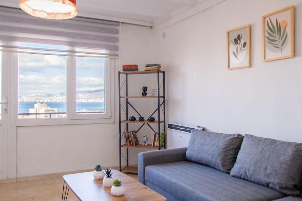 Lovely House With Sea View and Backyard