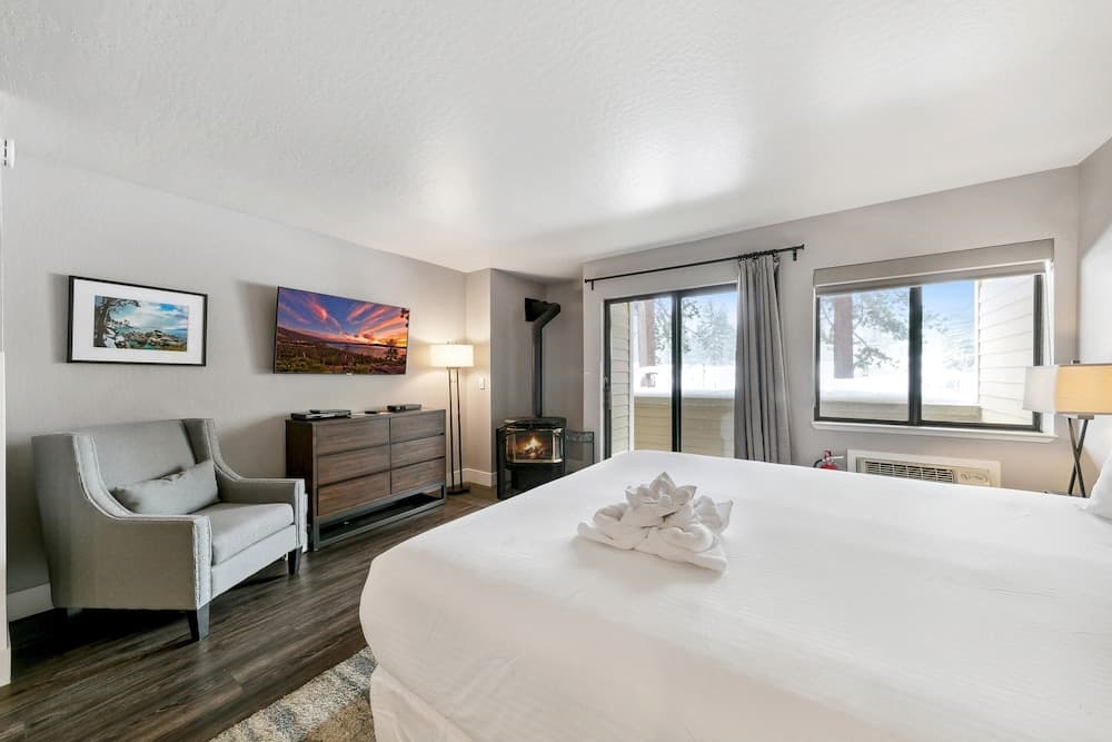 Newly Remodeled Studio At Lakeland Village Hotel Room by Redawning