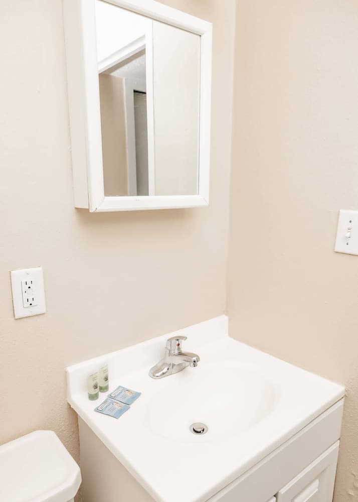 Convenient Apt W/shopping, Dining & Freeways