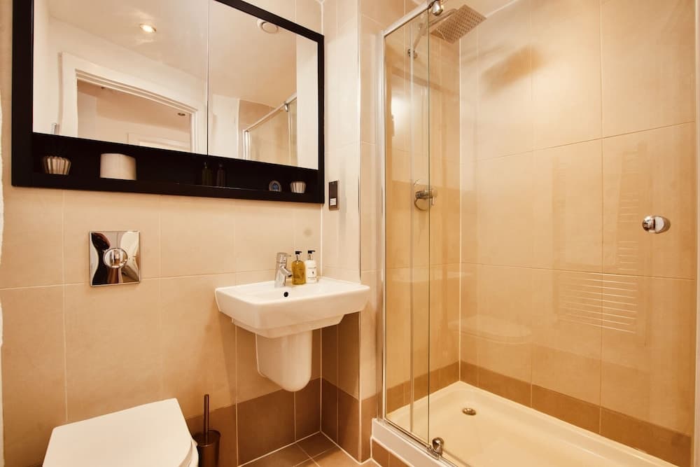 Deluxe City Apt, River Canal View& Free Parking!