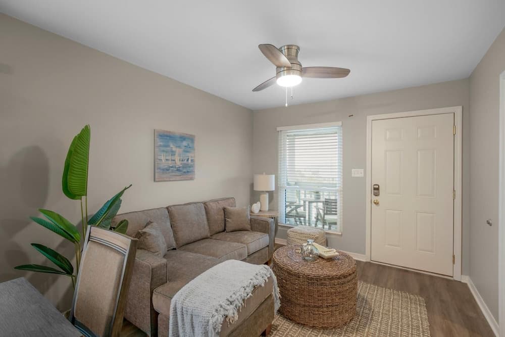 Cozy Condo With Pool and Walk to Area Attractions