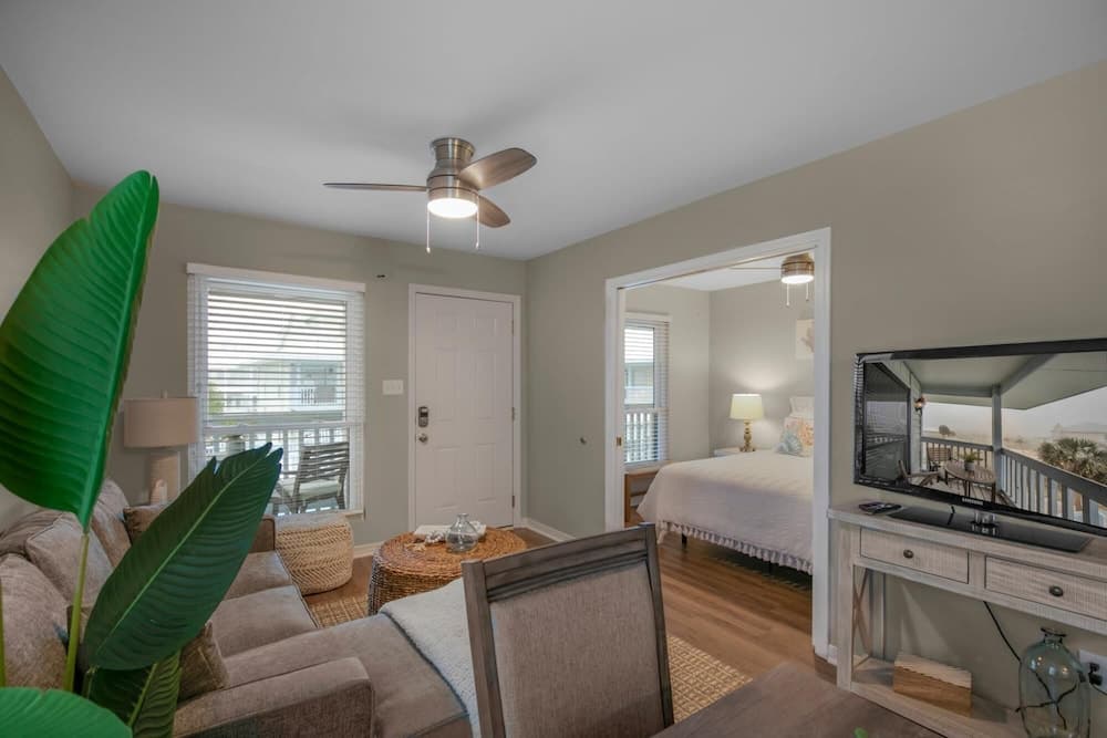 Cozy Condo With Pool and Walk to Area Attractions