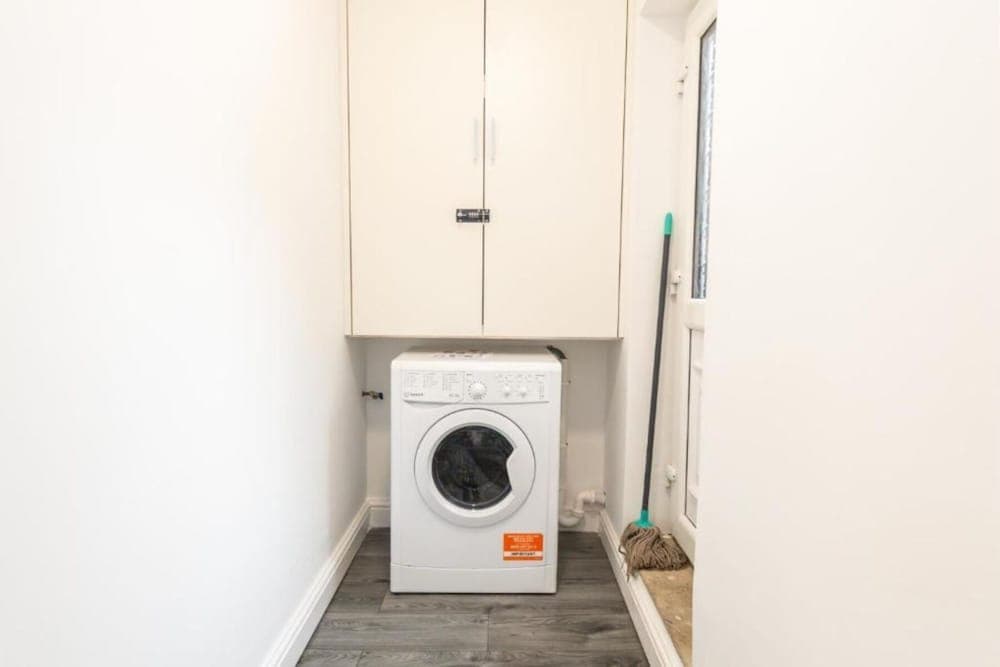 Oyo Five Seasons - Liverpool City L7