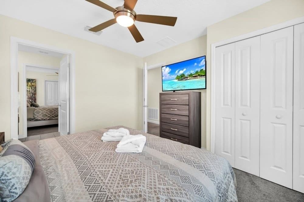 Luxury 6 Bedroom Gated Resort Villa Clo Villa by RedAwning