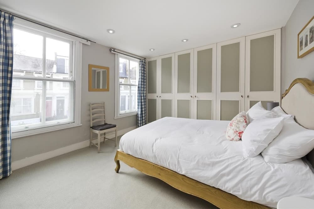 Charming 4-bed House w Garden in Fulham