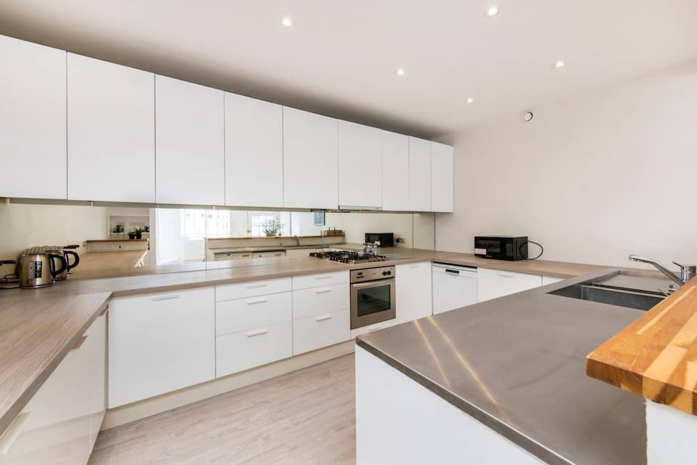 Divine 3 Bed Mews-house Battersea