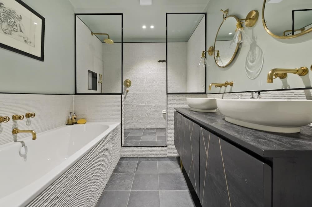 Designer Colourful 3 Bed Property Kensington