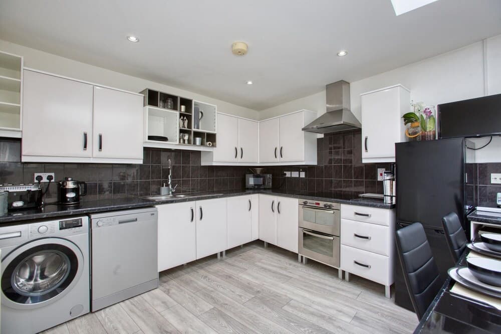 Fantastic 1BD Hideaway, 2 Minutes to the Sea