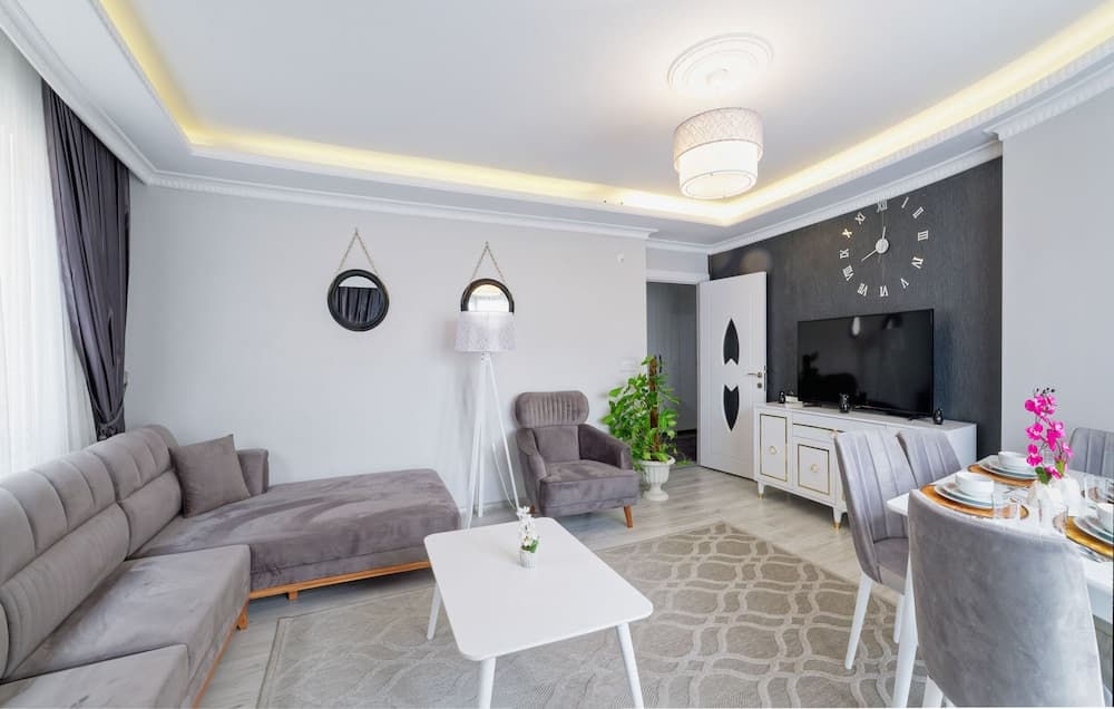 Stunning Gorgeous 2 BR near Golden Horn