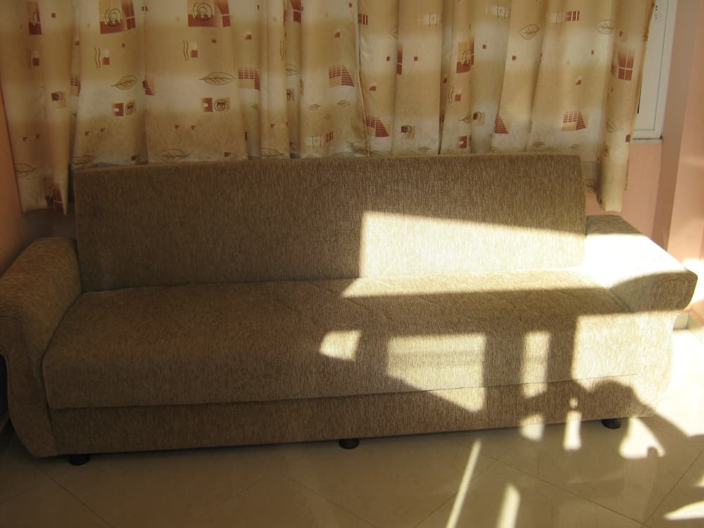 Beachfront Apartment - Sleeps 3 & Free Parking