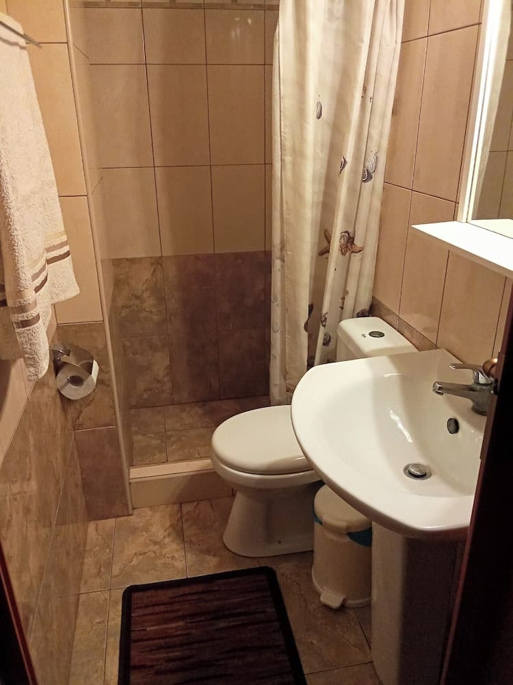 Beachfront Apartment - Sleeps 3 & Free Parking