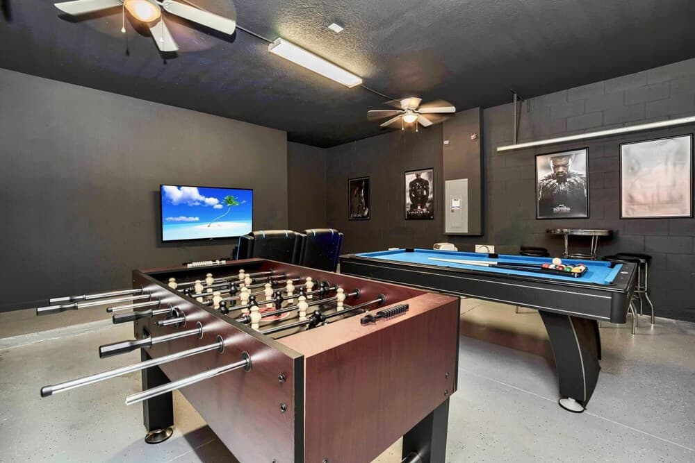 8BR Family Home - Pvt BBQ Pool and Game Room