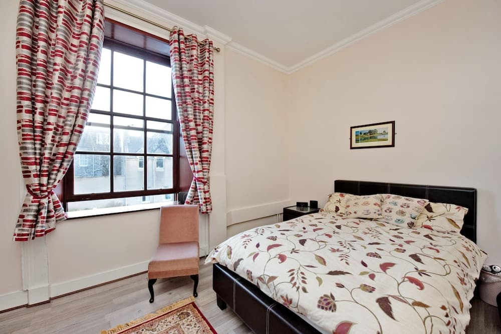 Grand Mansion, 9 Beds, Sleeps 17, Parking - Groups