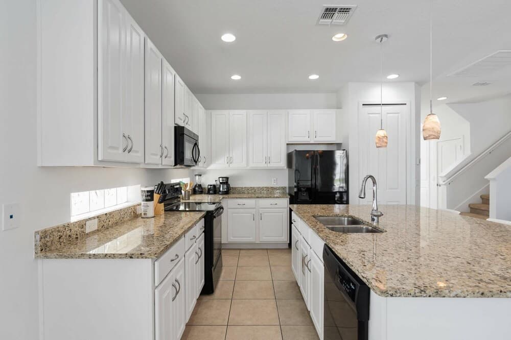 Stunning 6 Bedroom Single Family 327