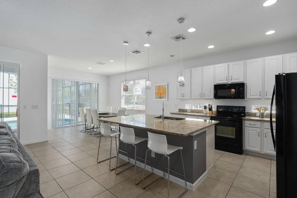 Stunning 6 Bedroom Single Family 327