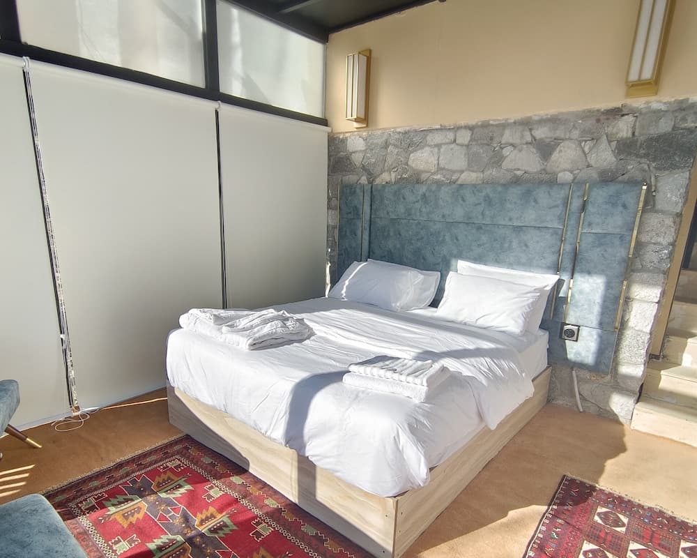 Stunning Cliff-edge 2-bedroom Chalet in Karimabad