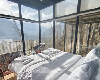 Stunning Cliff-edge 2-bedroom Chalet in Karimabad