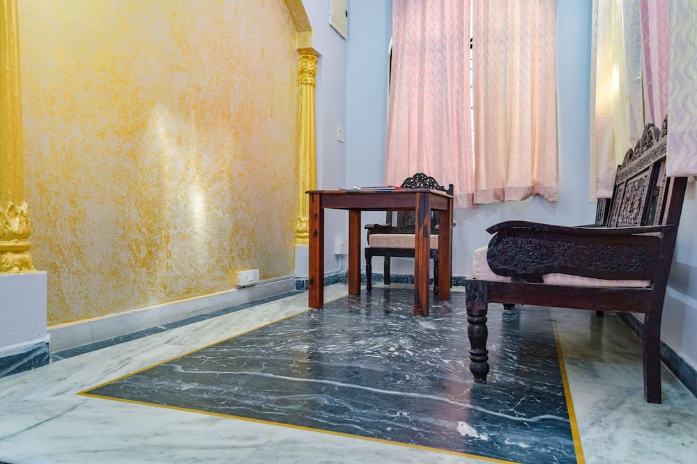 Fabhotel The Castle Homestay I