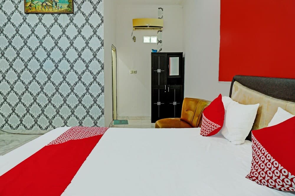 OYO 92405 Evergreen Hotel & Resto Near GARDU INDUK MUARA DUA